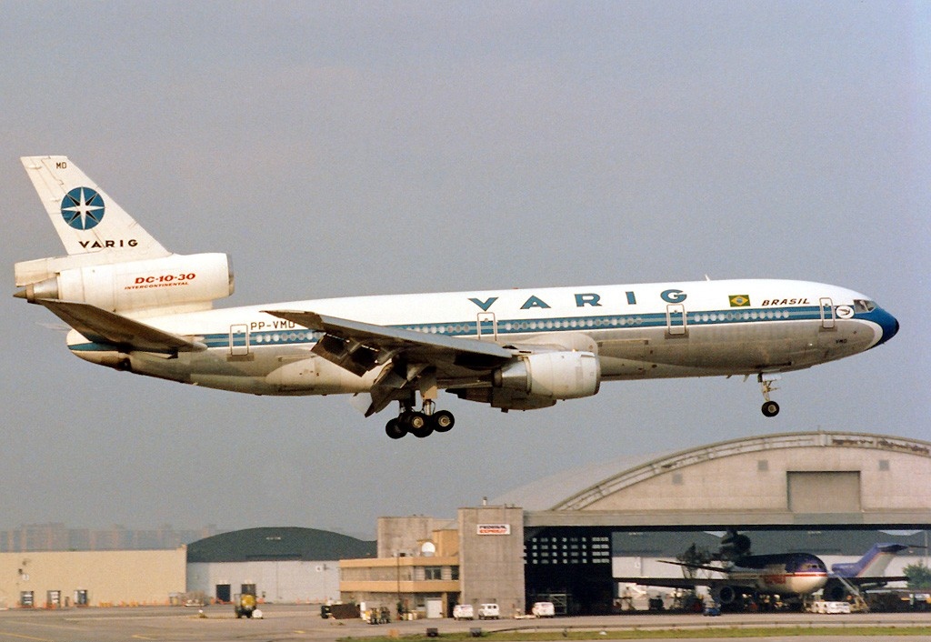 PP-VMD é visto pousando no Aeroporto de Nova York - JFK, em 1993. A cidade americana foi a primeira a receber os voos do DC-10-30 da VARIG. Foto: Jetpix via Wikimedia Commons.