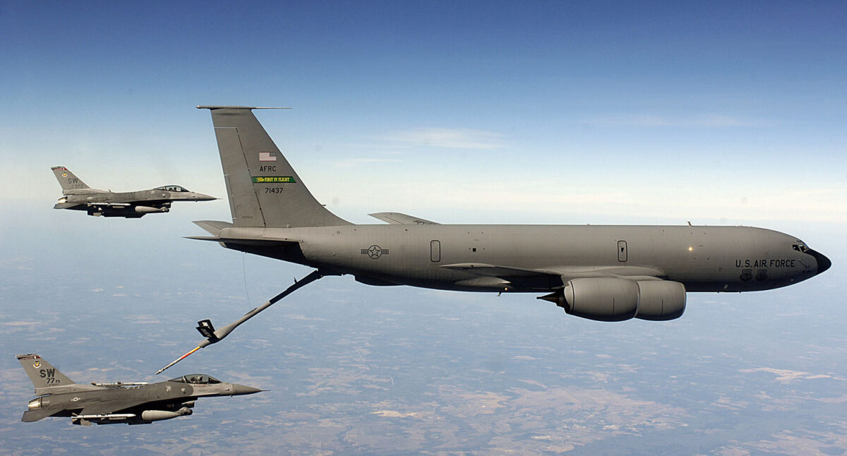 Jato KC-135 abastece um caça F-16 dos EUA (USAF)