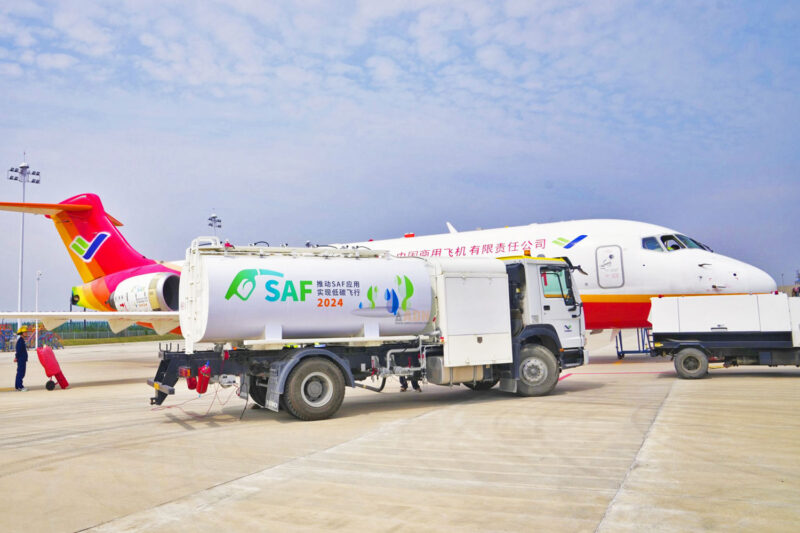 Jato ARJ21 recebe combustível sustentável de aviação (COMAC)