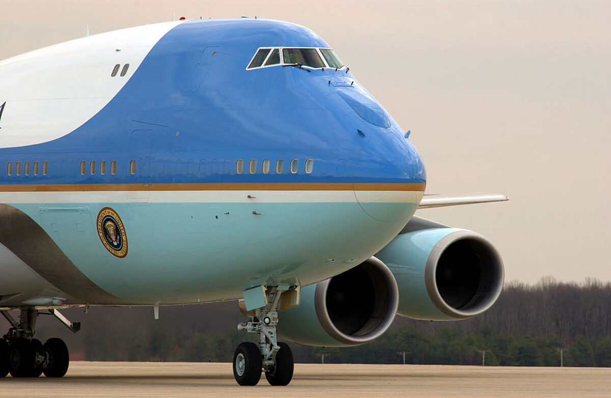 O atual Air Force One possui receptáculo de reabastecimento aéreo no nariz, o novo não (USAF)