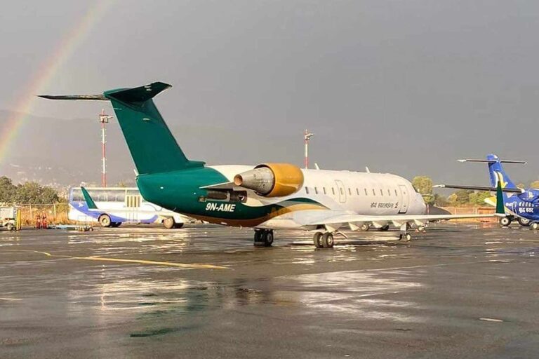 O jato CRJ-200 que caiu no Nepal