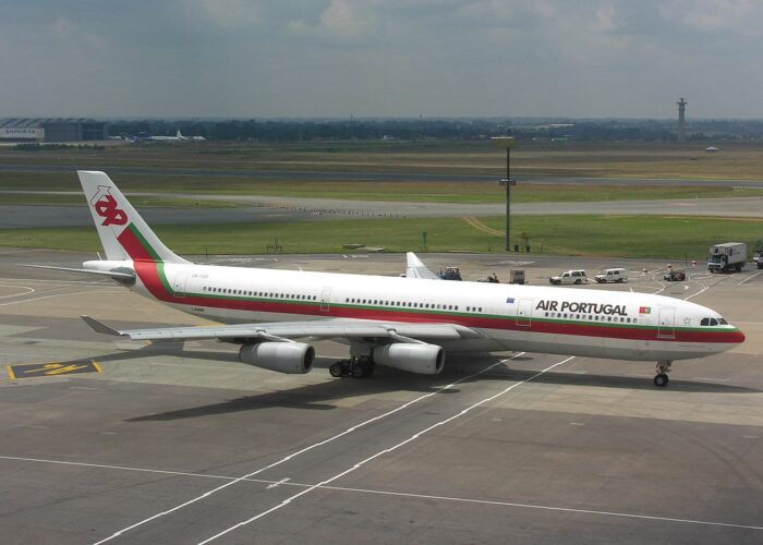 O A340-300 foi o principal equipamento da empresa entre Lisboa, São Paulo e Rio de Janeiro por quase 25 anos. Foto: Simisa via Wikimedia Commons.