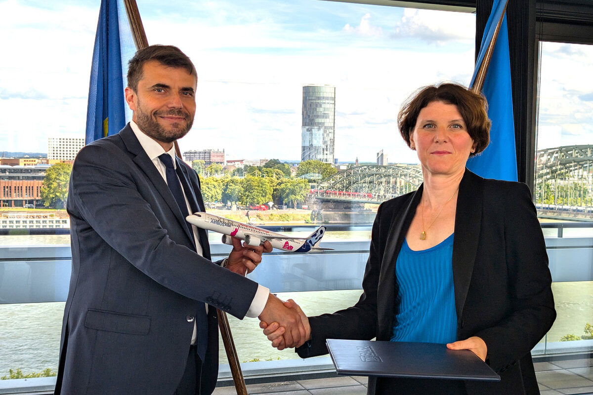 Florian Guillermet, Diretor Executivo da EASA, entregando o Certificado de Tipo do Airbus A321XLR para Isabelle Bloy, Engenheira Chefe do Airbus A321XLR