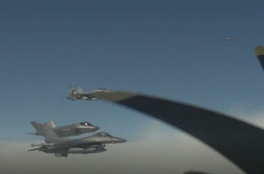 Caças F-35, F-16 e CF-18 interceptam um bombardeiro Tu-95 (Via Tass)