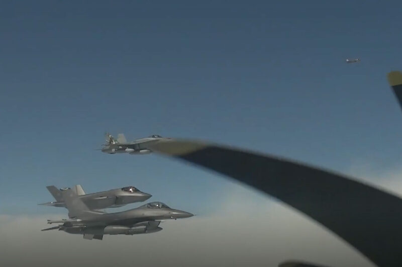 Caças F-35, F-16 e CF-18 interceptam um bombardeiro Tu-95 (Via Tass)