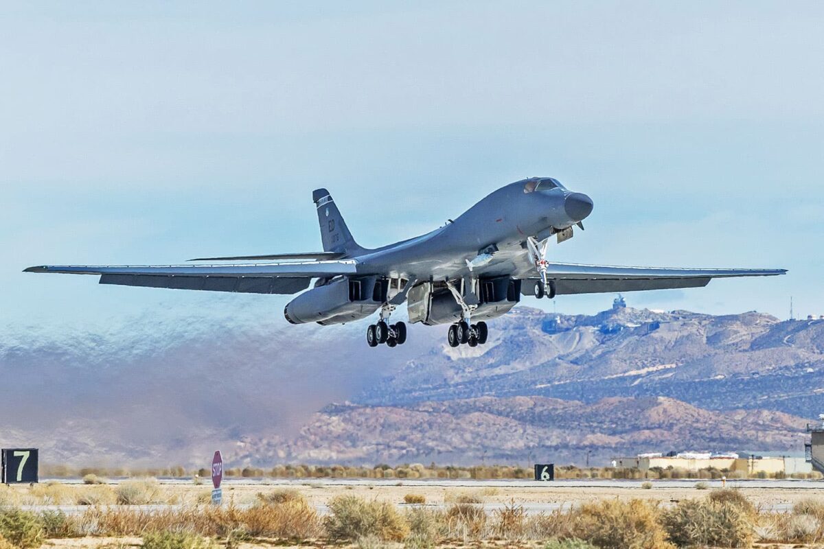 O B-1B Lancer com um míssil levado pelo pilone LAM (USAF)