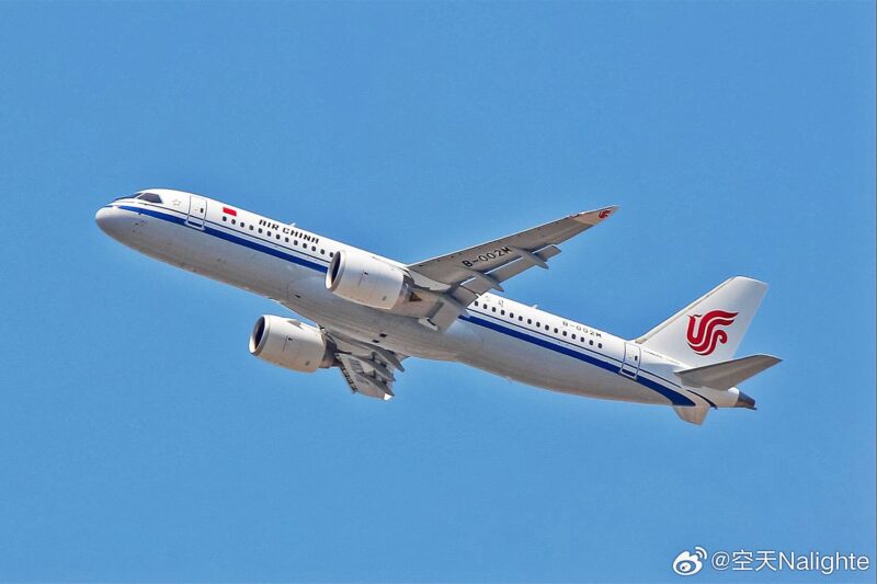 O primeiro C919 com as cores da Air China