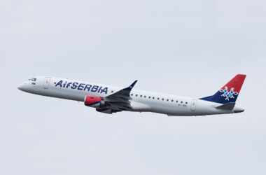 E195 que foi usado pela Air Serbia