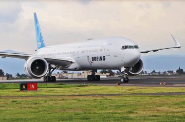 Boeing 777-9 pousa em Toluca, no México