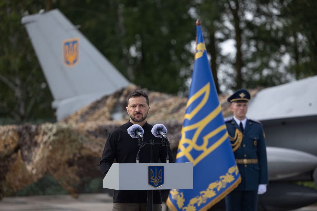 Zelensky discursa em frente aos F-16