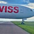 Boeing 777-300ER da Swiss preso na grama