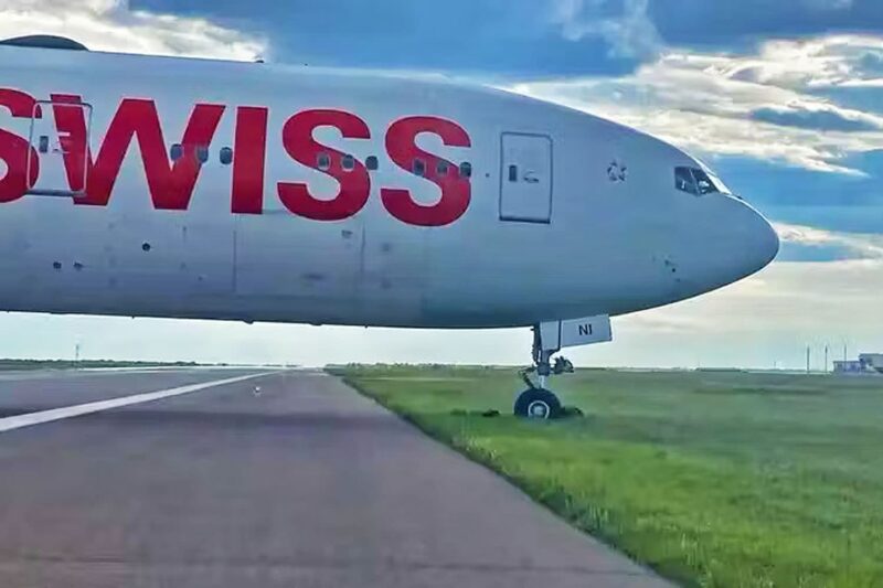 Boeing 777-300ER da Swiss preso na grama