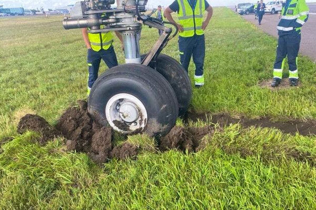 O trem de pouso dianteiro preso na grama