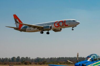 Boeing 737 MAX 8 da GOL sobrevoa a AFA durante o “Domingo Aéreo” – Matheus Sciamana/EDA