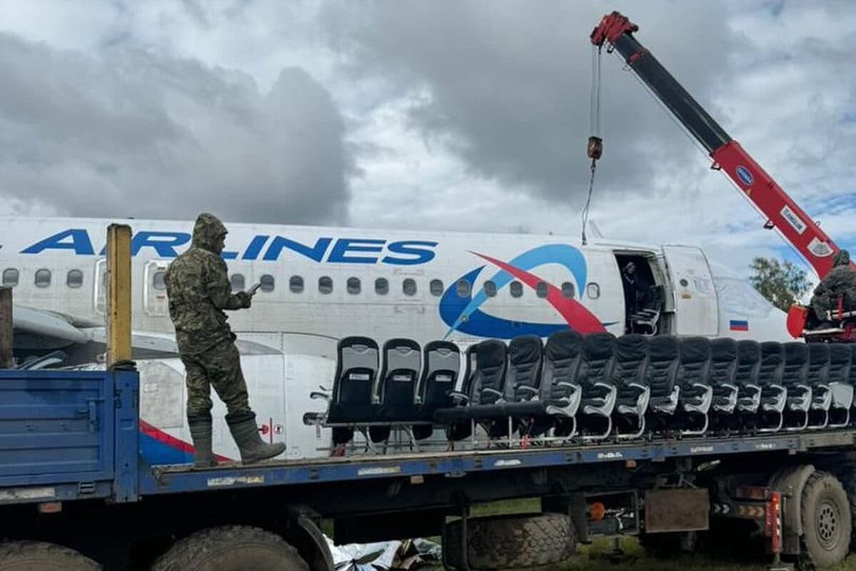 Assentos sendo retirados da aeronave