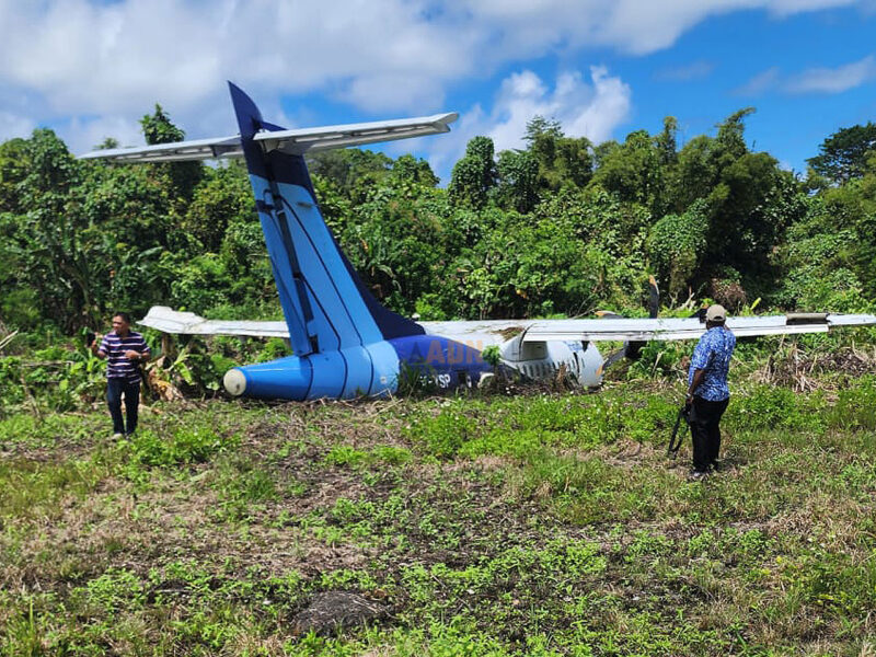 ATR 42 varou pista na Indonésia