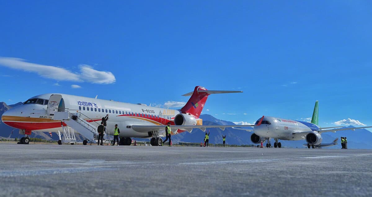 O ARJ21 e o C919 em Lhasa (COMAC)