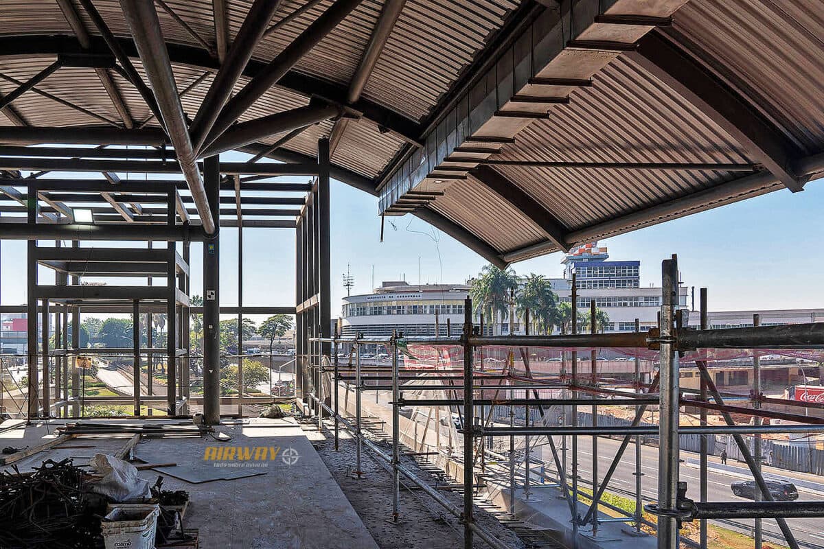 Plataforma da estação da Linha 17-Ouro e ao fundo o Aeroporto de Congonhas (CMSP)