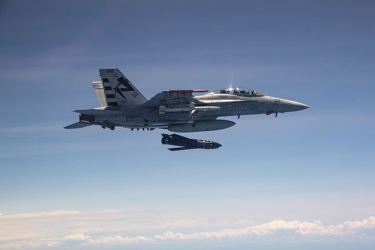 O caça F/A-18E/F já está apto a lançar o míssil anti-navio