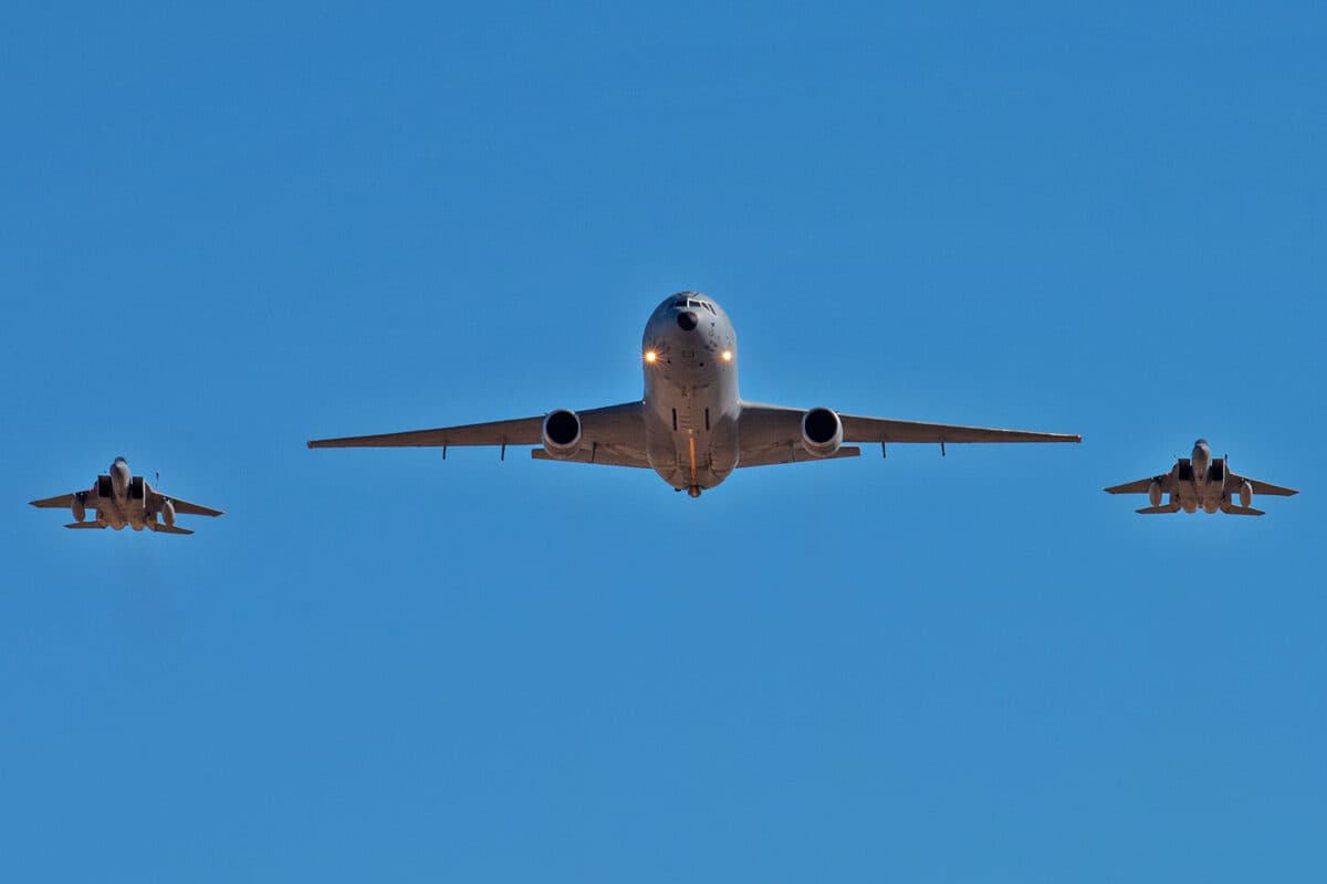 O KC-10 voa ao lado de caças F-15