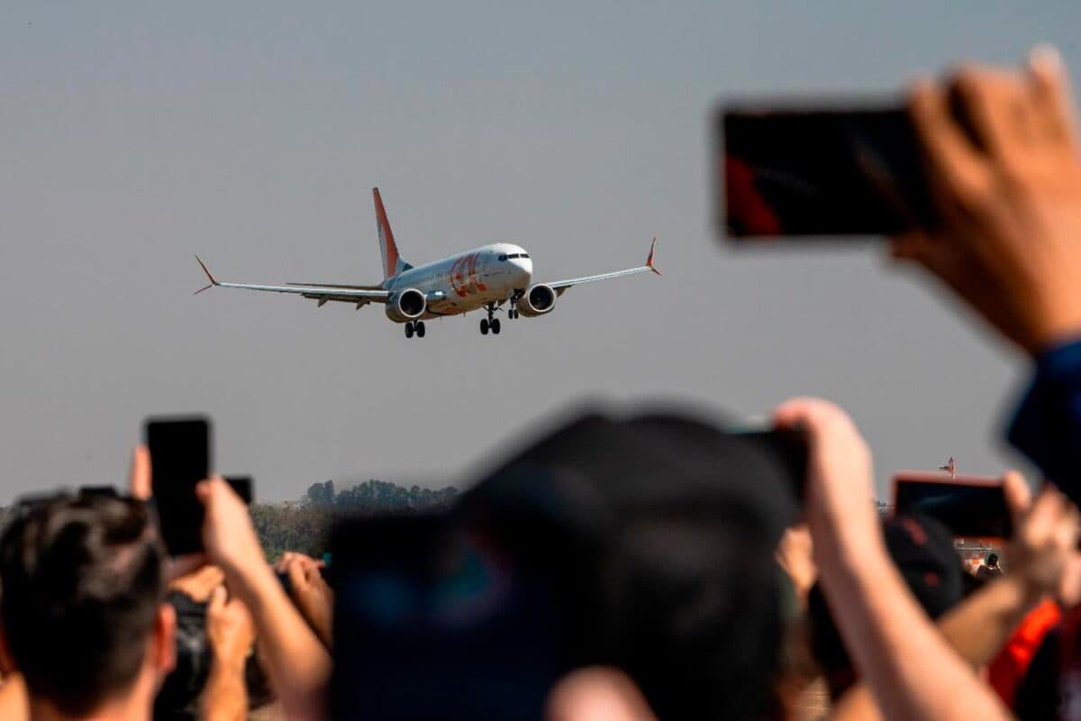 Apaixonados por aviação registram sobrevoo de Boeing 737 MAX8 da GOL durante o “Domingo Aéreo” – Matheus Sciamana/EDA