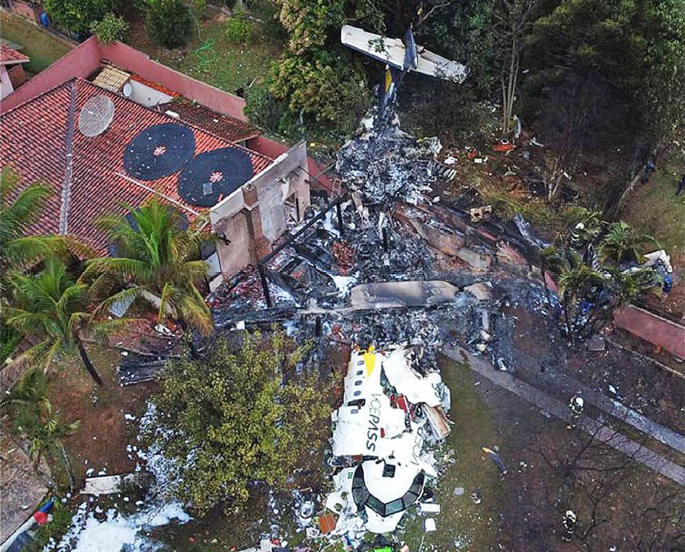 Aeronave se incendiou após o choque com o solo