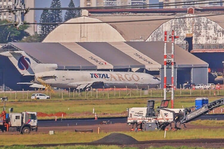 O outro 727-200 foi atingido pelo alagamento do Aeroporto Salgado Filho e teve perda total (GERGS)