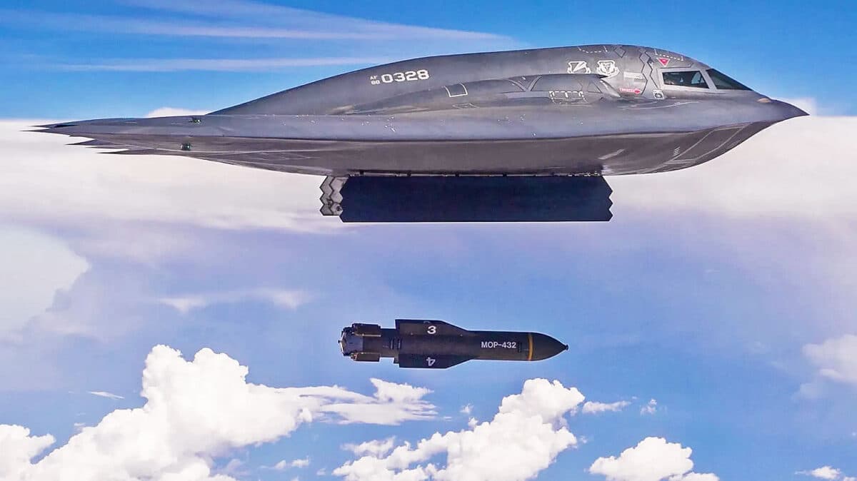 O B-2 lança uma bomba guiada GBU-57