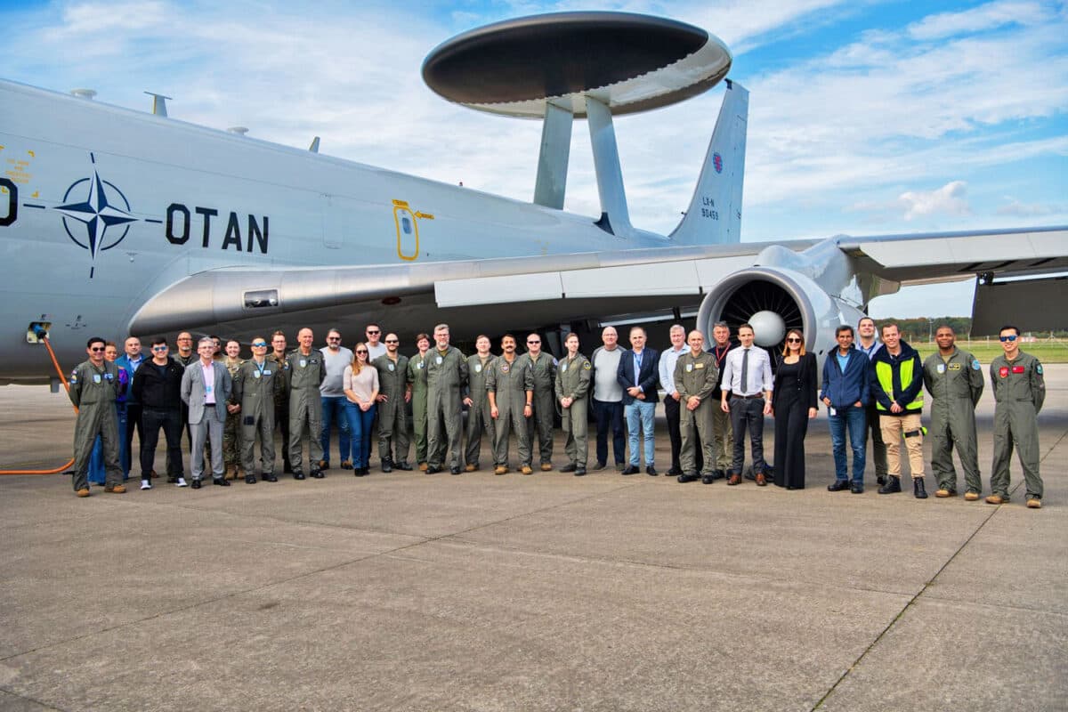 Equipe da OTAN recebe o E-3 reformado