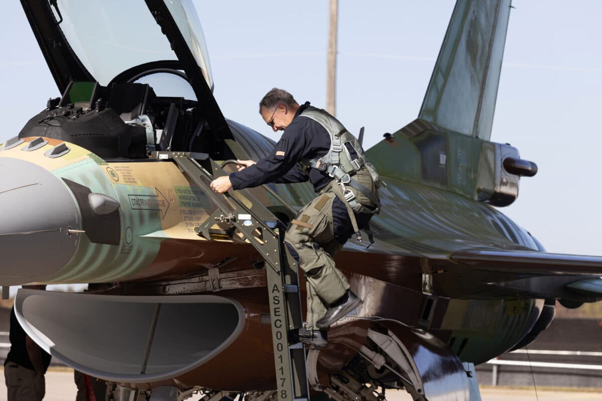 Piloto Charles “Seeker” Hoag fez o primeiro voo do F-16 Bloco 70 da Bulgária (LM)