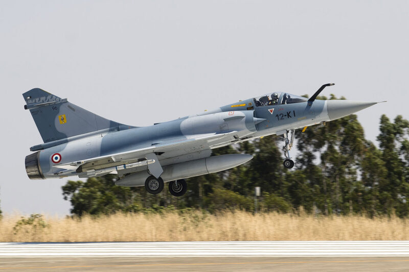 Caça Mirage 2000C da França pousando em Anápolis em 2006 (Rob Schleiffert)