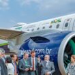 O presidente Lula junto ao CEO da Embraer celebram a nova lei