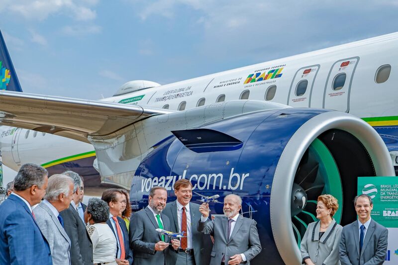 O presidente Lula junto ao CEO da Embraer celebram a nova lei