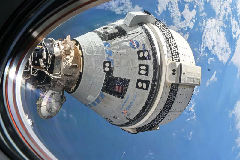 Cápsula Starliner na estação espacial internacional (Nasa)