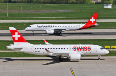 Um Airbus A220-100 da Swiss e ao fundo o E190-E2 da Helvetic