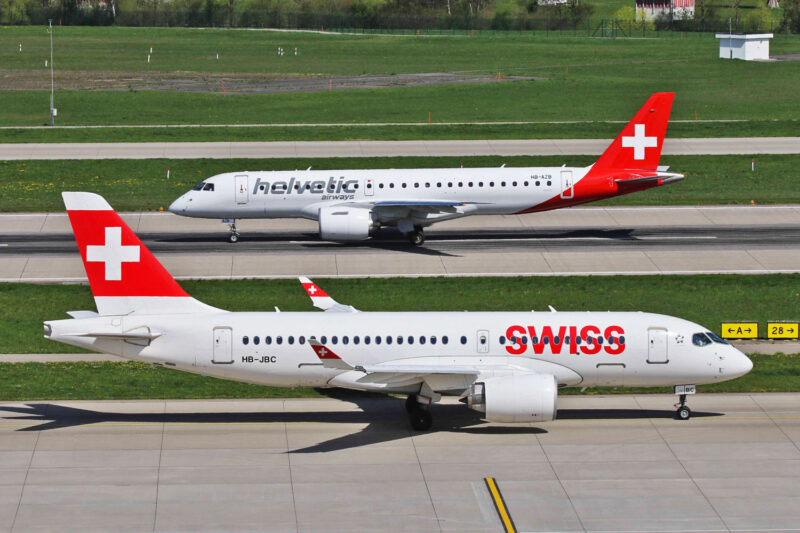 Um Airbus A220-100 da Swiss e ao fundo o E190-E2 da Helvetic