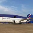 Boeing 787 Dreamliner no hangar de manutenção de São Carlos (LATAM)