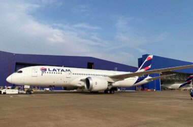 Boeing 787 Dreamliner no hangar de manutenção de São Carlos (LATAM)