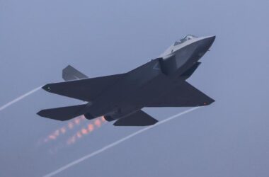 J-35A em passagem baixa com pós-combustores ligados durante o Airshow China em Zhuhai