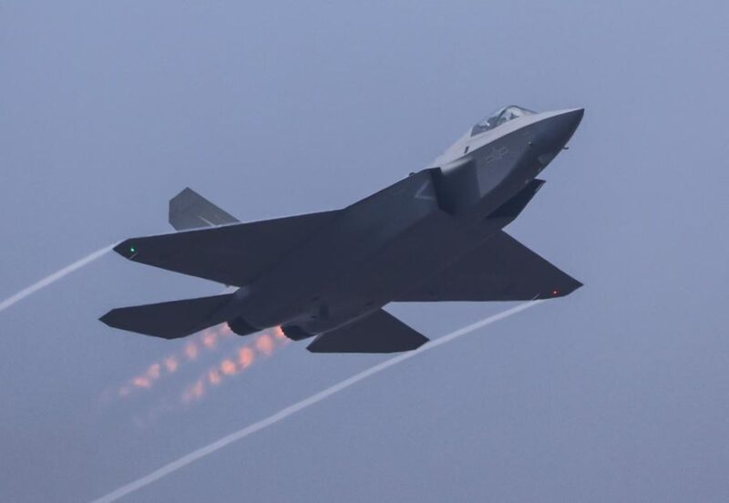 J-35A em passagem baixa com pós-combustores ligados durante o Airshow China em Zhuhai