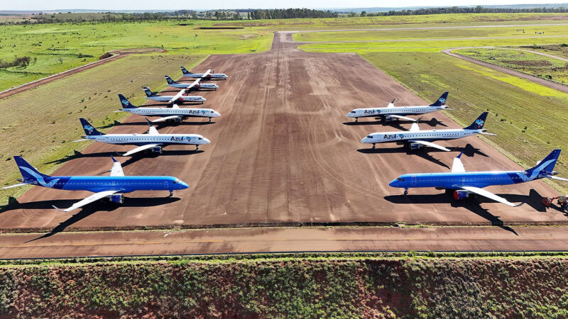 Os aviões da Azul que estavam parados em Bauru, no interior de SP (Reprodução/redes sociais)