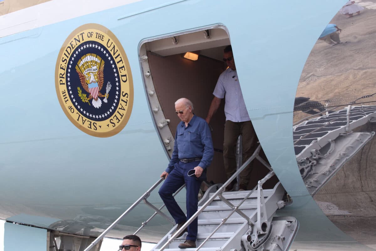 Joe Biden desembarca de um dos dois Air Force One