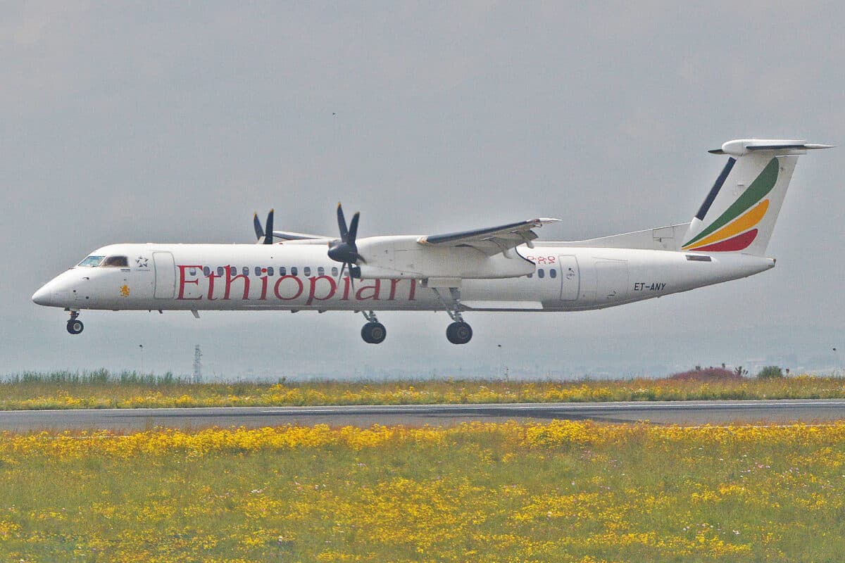 Turboélice Dash 8 da Ethiopian Airlines (Alan Wilson)