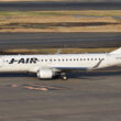 Um dos 18 E190 da J-Air, subsidiária da Japan Airlines