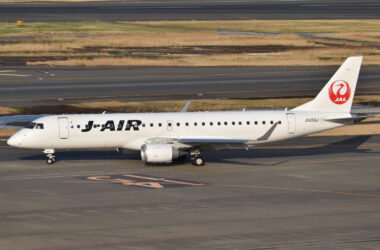 Um dos 18 E190 da J-Air, subsidiária da Japan Airlines