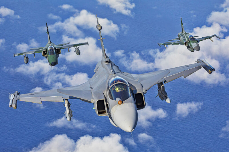 Caça Gripen e ao fundo um A-1 e um F-5 (FAB)