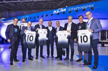 Executivos da Embraer, KLM e Aircastle com o jogador holandês Memphis Depay (centro)