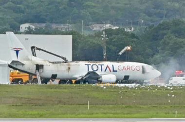 Jato Boeing 737 da Total destruído após incêndio na pista de Guarulhos