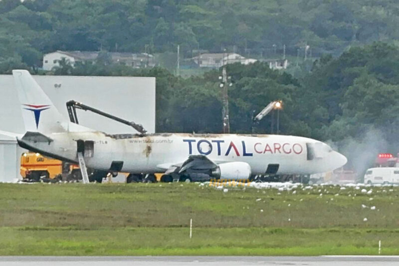 Jato Boeing 737 da Total destruído após incêndio na pista de Guarulhos