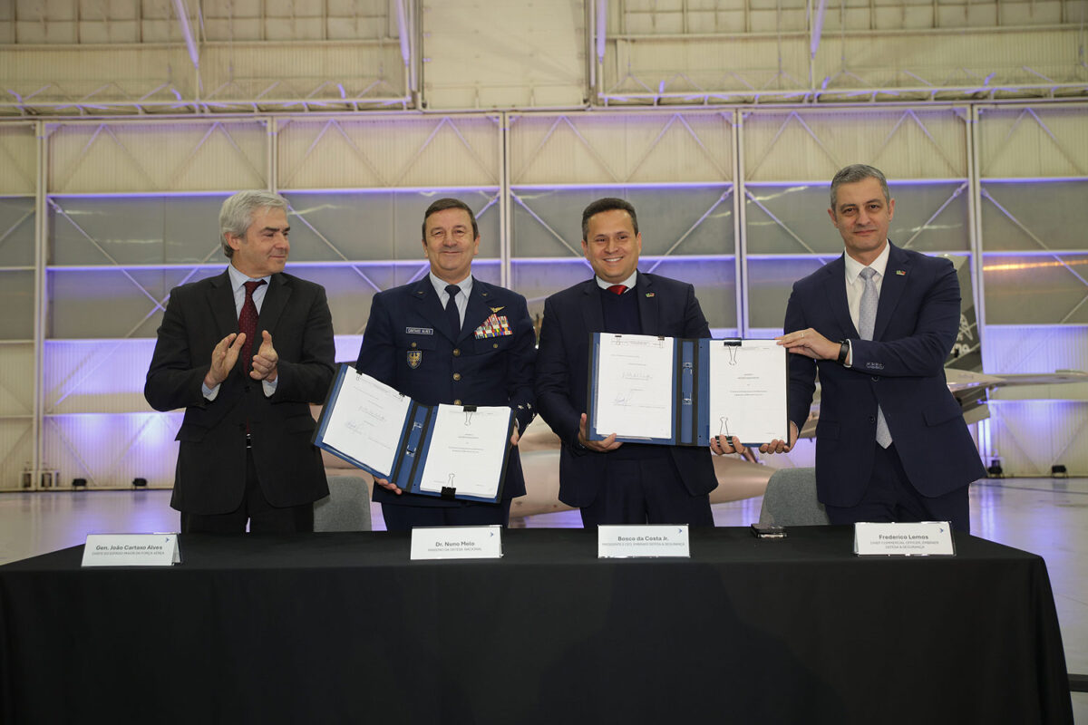 Integrantes da Embraer e da Força Aérea Portuguesa assinaram contrato para 12 A-29N